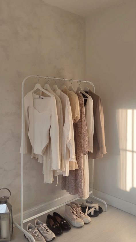 Bedroom Clothing Rack, Minimalist Closet Organization, Minimal Closet, Summer Vibes Aesthetic, Neutral Wardrobe, Wardrobe Stand, White Closet, White Room Decor, Closet Rack