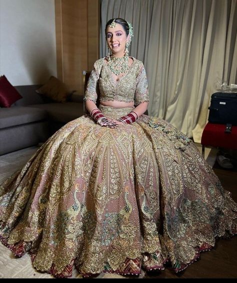 Shadi Lehenga, Bridal Mendhi, Indian Wedding Reception Outfits, Lehenga Bride, Wedding Lengha, Marriage Jewellery, Bling Makeup, Latest Bridal Lehenga Designs, Heavy Lehenga