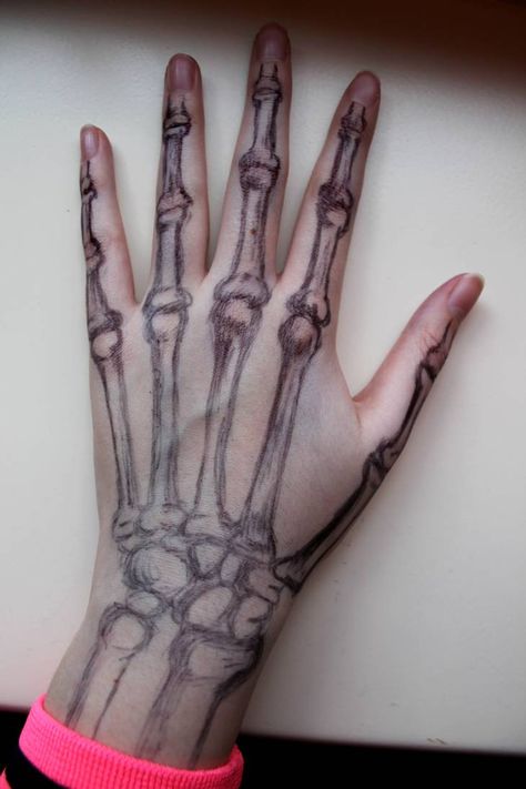 Drawing Skeleton On Hand, Hand Skeleton Drawing On Skin, Skeleton Drawn On Hand, Sharpie Drawings On Skin, Skeleton Hands Drawing On Hand, Bones Drawings, Skeleton Hand Drawing, Skeleton Hands Drawing, Bone Drawing