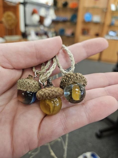 Handmade Craft Ideas | These acorn/marble necklaces have been a hit | Facebook Acorn Cap Mushroom, Acorn Christmas Ornaments Diy, Acorns Witchcraft, Crafts Using Acorns, Acorn Mushroom Crafts, Acorn Diy Decor Fall Crafts, Acorn Necklace Diy, Acorn Top Crafts, Acorn Cap Crafts