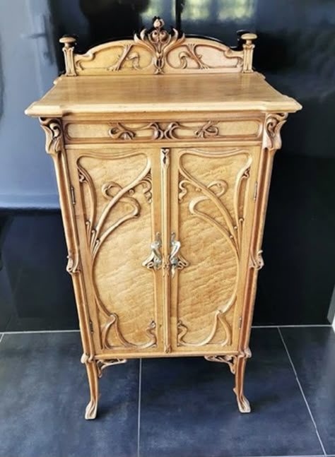 Art Nouveau Dresser, Art Nouveau Cabinet, Art Nouveau Bedroom, Art Nouveau House, Art Deco Houses, Architecture Art Nouveau, Art Nouveau Interior, Nouveau Furniture, Design Art Nouveau