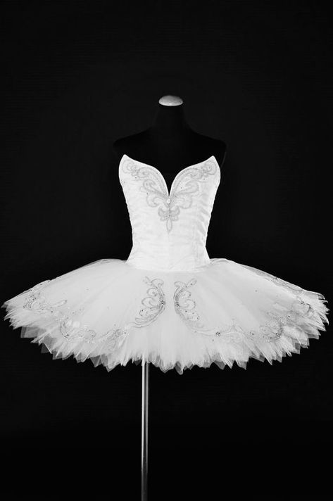 Ballet Attire, Ballet Costumes Tutus, Classical Ballet Tutu, Ballet Tutus, Ballerina Costume, White Tutu, Ballet Poses, Ballet Inspiration, Ballet Clothes