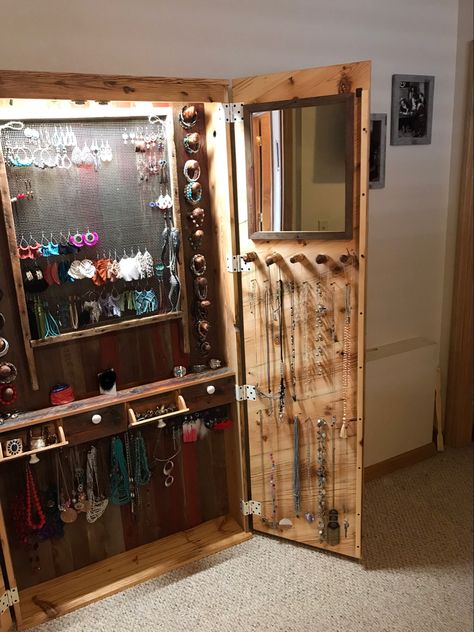 Diy Jewelry Cabinet, Rustic Jewelry Holder, Jewelry Armoire Diy, Rustic Jewelry Organizer, Armoire Diy, Jewelry Display Booth, Western Bedrooms, Jewelry Storage Diy, Western Rooms