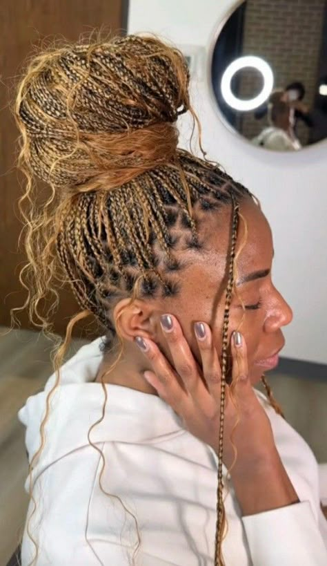 Honey Brown Fulani Braids, Honey Blonde Fulani Braids, Mixed Blonde Knotless Box Braids, Blonde Senegalese Twist, Blonde Braids On Dark Skin, Honey Blonde Braids Black Women, Blonde Fulani Braids, Color Knotless Braids, Honey Blonde Braids