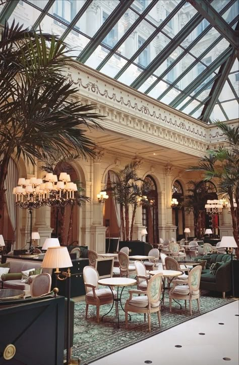 Neoclassical Restaurant, Parisian Cafe Interior, Mexico Interior Design, Parisian Restaurant, Restaurant Exterior Design, Modern Restaurant Design, Themed Restaurant, Bakery Shop Design, Classic Restaurant