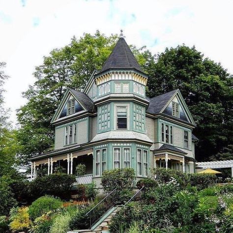 Queen Anne Style House, Sims Exterior, 1900s House, Queen Anne Architecture, Cluttered Home, 50s Home, Victorian Style Homes, Historical Homes, Vintage Homes