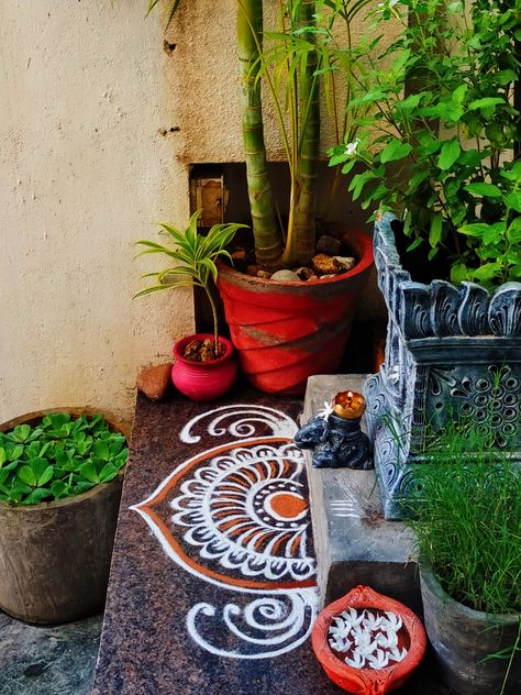 Rangoli Around Tulsi Pot, Thulasi Madam Kolam, Thulasi Madam, Thulasi Plant Decoration, Tulsi Mata, Manduva House, Tulsi Rangoli, Thulasi Plant, Tulsi Vrindavan