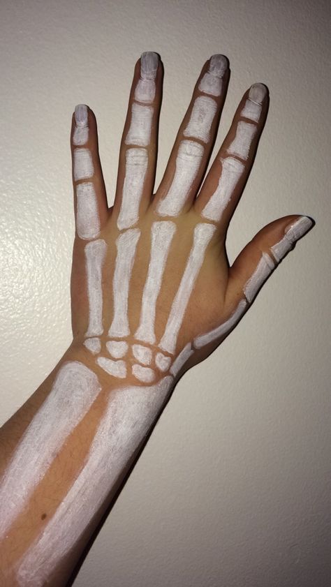 Body art - bones in the hand #bodypaint #skeleton #halloween #bones #arm How To Paint Skeleton Hands, Skull Hand Makeup, Skeleton Hands Makeup, Skeleton Makeup Hand, Skeleton Hand Paint, Halloween Skeletons Costume, Skeleton Arm Makeup, Skeleton Body Painting, Skeleton Arm Drawing On Arm