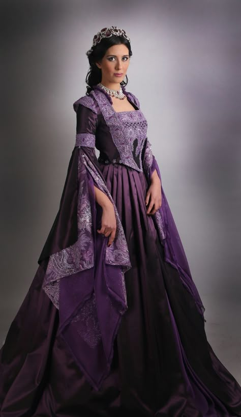 Historical Royal Dresses, Queen Outfits Royal Dress, Medieval Dress Princess Royals, Medieval Gowns Royals, Medieval Dress Queen, Queen Dress Royal Medieval, Purple Medieval Dress, Medieval Queen Dress, Medieval Dress Princess