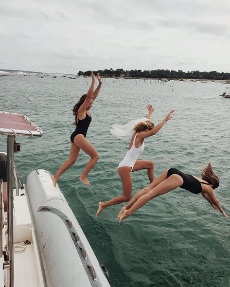 Bachelorette Party Lake Weekend, Boat Bachelorette Party, Bachelorette Party Lake, Pontoon Party, Bachelorette Inspo, Bach Bash, Boat Pics, Bachelorette Party Beach, Bachelorette Party Planning