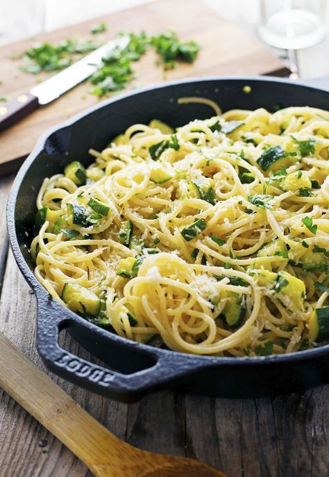 Healthy Pasta Carbonara, Spagetti Carbonara, Carbonara Recipes, Raw Vegan Dinners, Zucchini Carbonara, Zucchini Pasta Recipes, Pasta Carbonara Recipe, Team Dinner, Honey Bread