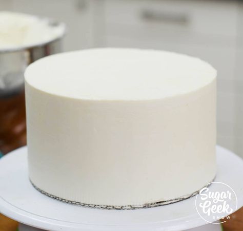 8 Cake Decorating Tips You Need to Know (Beginners) | Sugar Geek Show Wedding Cake Frosting Recipe, Wedding Cake Frosting, Round Birthday Cakes, Easy Buttercream Frosting, Sugar Geek, Bd Cake, Plain Cake, Cake Piping, Cake Frosting Recipe