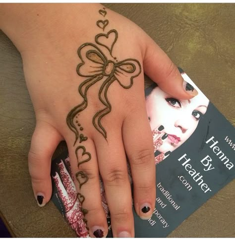 Henna Cute Hannah Tattoo Easy, Cute Henna Designs Hands Beautiful, Hand Tattoo Easy, Simple Henna Hand Designs, Hand Tattoos Easy, Henna Ideas Hand, Henna Inspo Easy, Simple Easy Henna Designs, Hand Doodle Ideas