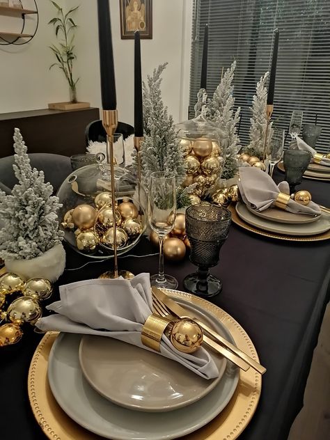 Grey And Gold Christmas Table, Black Gold Christmas Table, Grey And Gold Table Setting, Black And Gold Christmas Table Setting, Nye Table Decorations, Black And Gold Christmas Table Decor, Gold And Silver Christmas Table, Silver And Gold Tablescape, Black And Gold Christmas Centerpieces