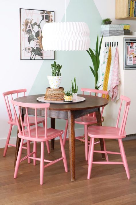 Paint your old chairs in a darling shade of pink and you’ll see that your kitchen will get an instant modern vibe. Pair this combo with cactuses and colorful details like kitchen towels and you will have a Californian vibe into your kitchen space. Pink Dining Rooms, Kursi Bar, Vintage Dining Room, Creative Wall, Decor Guide, Retro Home Decor, Cheap Decor, Retro Home, Dining Room Design