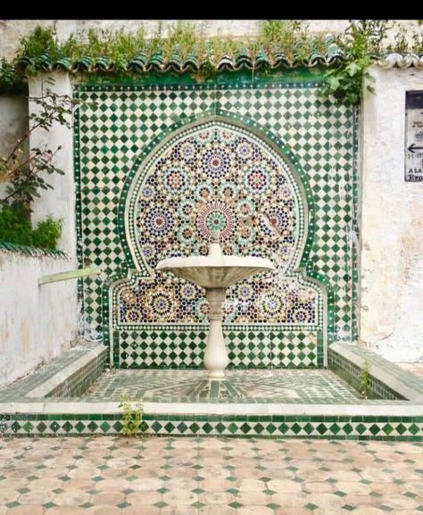 Kidney Pool, Atrium Patio, Moroccan Pool, Build A Pool, Pool House Design, Moroccan Garden, Landscape Backyard, Spanish Garden, Memorial Art