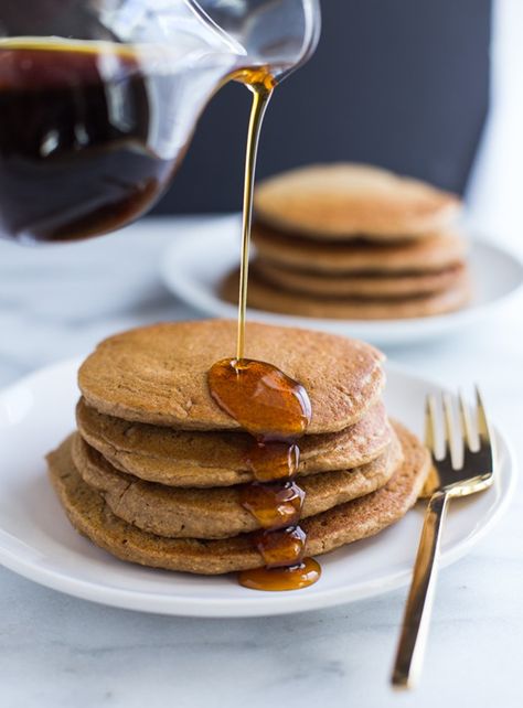 The Best Vegan Oatmeal Blender Pancakes- so light and fluffy, you would never guess they’re made without eggs or gluten! Oatmeal Blender Pancakes, Teff Pancakes, Apple Cider Pancakes, Pancakes Nutella, Blender Pancakes, Teff Flour, Vegan Oatmeal, Oatmeal Pancakes, Vegan Pancakes