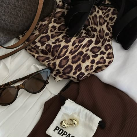 Leopard vibes ☀️🐆 Leopard Print Aesthetic, Brown Vibe, Animal Print Aesthetic, Leopard Aesthetic, Glamour Aesthetic, Leopard Outfit, Brunette Aesthetic, Cheetah Style, Leopard Style