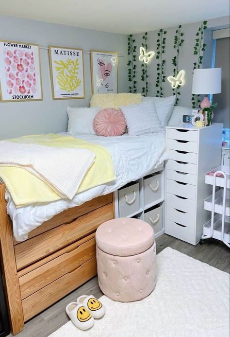 pink bedroom inspo  aesthetic pink bedroom inspo  teen pink bedroom inspo  adult pink bedroom inspo  aesthetic cozy pink bedroom inspo  bloxburg pink bedroom inspo  aesthetic dark pink bedroom inspo  cozy Classy Dorm Room, Purple Dorm Rooms, Luxury Dorm Room, Pretty Dorm Room, Dorm Room Decor Ideas, Dorm Room Layouts, College Dorm Room Inspiration, Small Dorm Room, Dream Dorm Room