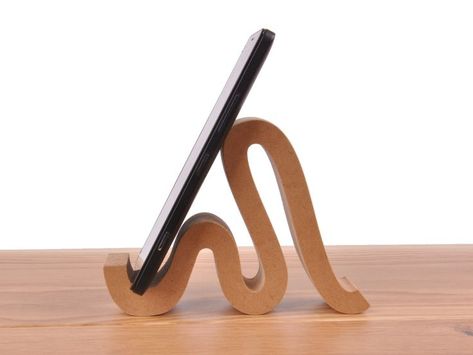 Clay Phone Stand, Phone Stand Design, Wooden Phone Holder, Wood Phone Holder, Wood Phone Stand, Cnc Router Projects, Drukarka 3d, Diy Recycled Projects, Router Projects