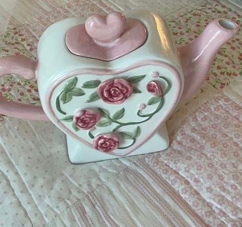 قلادات متدلية, Tanah Liat, Pink Princess, Dream House Decor, Pink Aesthetic, Clay Art, A Heart, Ceramic Pottery, In The Middle