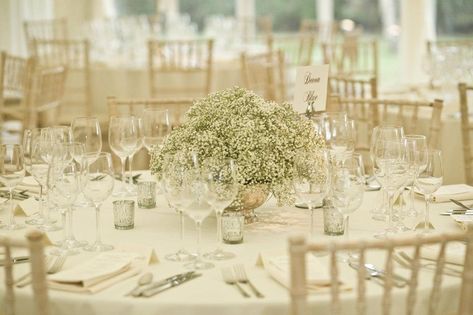 Gypsophila Centerpiece Wedding, Babies Breath Centerpiece Round Table, Wedding Baby Breath, Abroad Wedding, Summer Black And White, Vintage Shabby Chic Wedding, Gypsophila Wedding, Table Centerpiece Decorations, Bridal Decorations