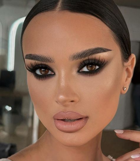 Black Matte Smokey Eye, Brown And Gold Smokey Eye Makeup, Clubbing Makeup Night, Smokey Eyes Marrone, Smokey Eye Makeup Aesthetic, Black Smokey Makeup, Makeup To Go With Red Dress, Eye Makeup For Black Dress, Makeup Brown Smokey Eye