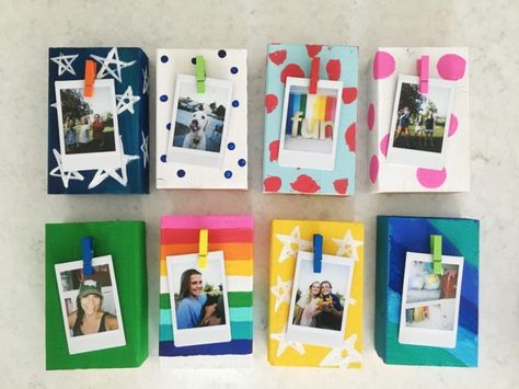 diy photo blocks, perfect for party craft/favors, vbs, etc. 2x4+paint+clothes pin Mothers Day Polaroid Craft, Preschool Polaroid Craft, Diy Instax Frame, Crafts With Polaroid Pictures, Polaroid Crafts For Kids, Polaroid Craft Ideas, Diy Instax Photo Frame, Instax Crafts, Photo Frame Diy Craft