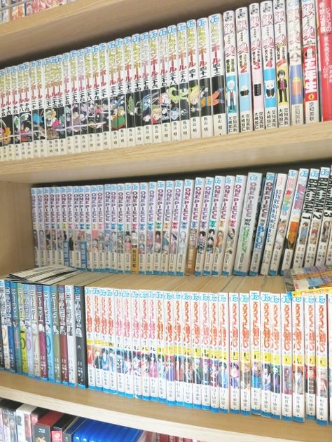 Manga Organization, Manga Cafe, Manga Shelf Ideas, Manga Library, Food With Friends, Book Anime, Read Anime, Reading Manga, Anime Room