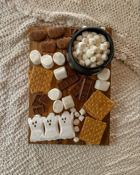 S’mores Charcuterie Board Halloween, Halloween S’mores Charcuterie, Spooky Picnic Ideas, Charcuterie Board Smores, Halloween Smores Bar, Spooky Smores, Smores Halloween, Smores Charcuterie Board, Halloween Catering