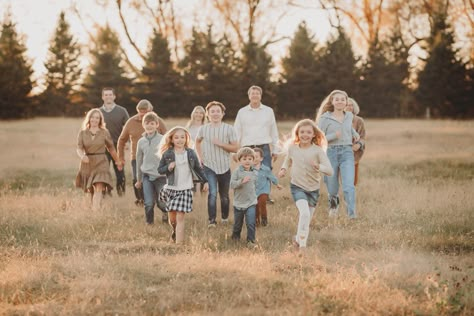 Cousin Family Pictures, Cousins Photoshoot Ideas, Big Family Photo Shoot Ideas, Large Family Photo Shoot Ideas, Large Family Pictures, Large Family Photography, Extended Family Pictures, Large Family Portraits, Large Family Poses