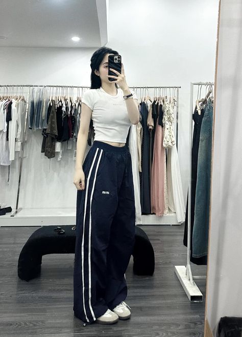 Korean Gym Outfit School, Asian Sporty Outfit, Asian Workout Outfit, Korean Sporty Outfits, Korean Outfits Aesthetic, Sport Style Outfits, Modest Gym Outfit, Outfit Sporty, Ootd Korean Style