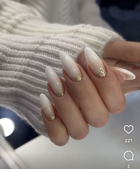 Christmas Nails Gold And White, White Gold Christmas Nails, Christmas Nails White And Gold, White And Gold Christmas Nails, White Nails With Gold, Barbie Nails, Unghie Sfumate, Nagellack Trends, Milky Nails