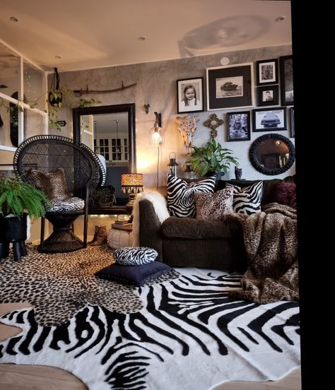 Room Ideas Tapestry, Lights Living Room Ideas, Interior Ideas Living Room, 70s Room, Bohemian Deco, Zebra Rug, Tapestry Rug, Gothic Room, Animal Print Pillows