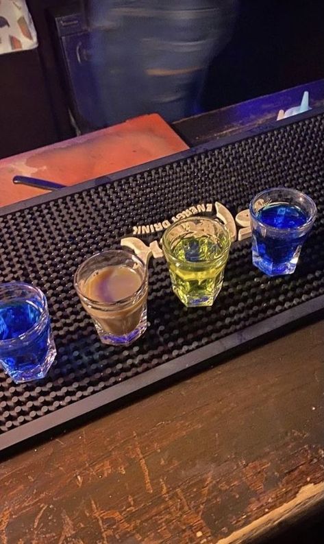 Shots Bar Aesthetic, Party Ig Story, Vodka Bar, Pretty Alcoholic Drinks, Alcholic Drinks, Beach Instagram Pictures, Dubai Aesthetic, Bullet Journal Mood Tracker Ideas, Yummy Alcoholic Drinks