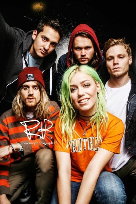 One of my new favorite bands - Tonight Alive Tonight Alive Jenna, Rock Band Photos, Band Photoshoot, Pop Punk Bands, Tonight Alive, Band Photography, Beautiful Human, Lonely Girl, New Retro Wave