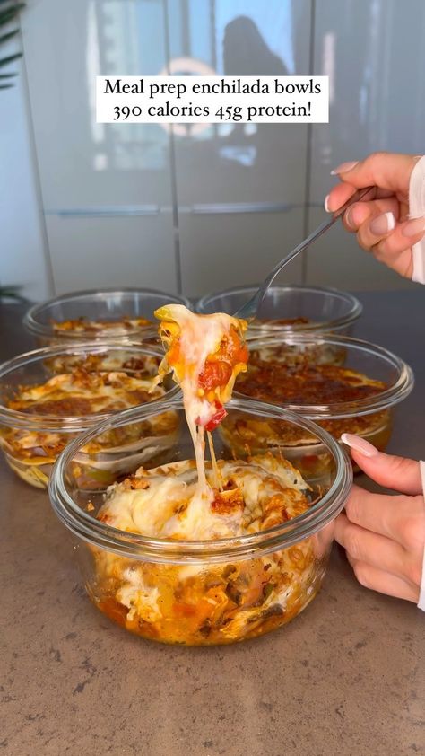 Keelin Nugent | Meal prep enchilada bowls Macros per one 390 calories 30g C | 11g F | 45g P Cook the chicken for 20 mins @ 180 degrees Celsius Can… | Instagram Meal Prep Dinner Ideas For Family Healthy, Healthy Macro Friendly Meals, Meal Prep With Peppers, Chicken And Noodles Meal Prep, Chicken Quesadillas Meal Prep, Easy Lunches For Work Make Ahead, Meal Prep Latin Food, Crossfit Meals Ideas, Meal Prep Fajita Bowl