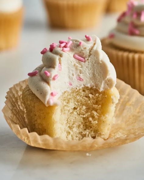 Decedent Deserts, Moist Cupcake Recipes, Best Vanilla Cupcake Recipe, Cupcake Project, Vanilla Bean Cupcakes, Delish Cakes, Moist Cupcakes, Cafeteria Food, Vanilla Cupcake Recipe