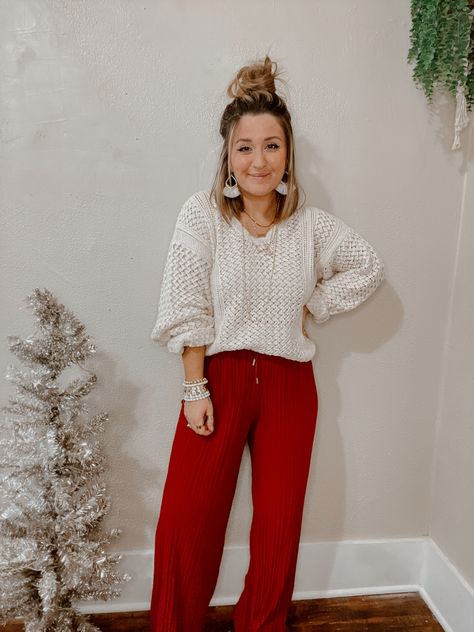 Wide Leg Pants With Sweater, Christmas Inspiration Outfits, Women’s Casual Christmas Outfit, Outfit Ideas Christmas Casual, Holiday Boho Outfit, Womens Holiday Outfits 2024, Boho Pants Outfit Fall, Casual Outfits For Christmas, Comfy Christmas Eve Outfits