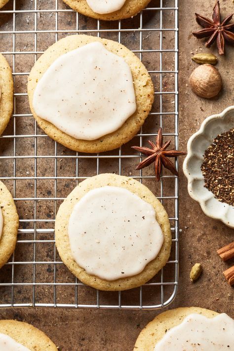 ’Tis the damn season… It’s time to Taylor Swift’s chai sugar cookies! These delicate sugar cookies are infused with the flavor of chai tea and topped with a cinnamon-spice glaze, making them the perfect autumn treat. Chai Cookies Recipe, Chai Sugar Cookies, Chai Spice Cookies, Tea Cookies Recipe, Dairy Free Pumpkin Pie, Vegan Oatmeal Cookies, Vegan Apple Crisp, Cranberry Orange Cookies, Tis The Damn Season