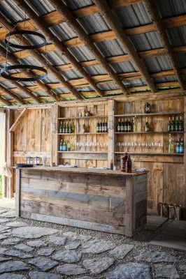 Wedding Venue Bar, Rustic Outdoor Bar, Barn Bar, Western Bar, Intimate Wedding Venue, Diy Outdoor Bar, Bar Shed, Barn Parties, Outdoor Patio Bar