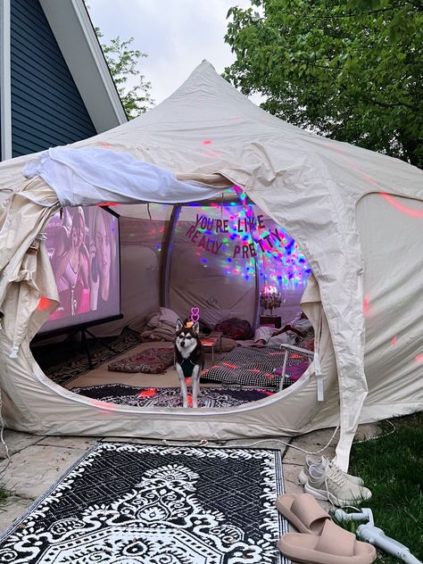 Tent Movie Night, Cute Tent Ideas, Backyard Camping Sleepover, Backyard Movie Night Ideas, Movie Night Birthday Party Ideas, Backyard Movie Night Party, Cozy Tent, Sleepover Room, Fort Ideas