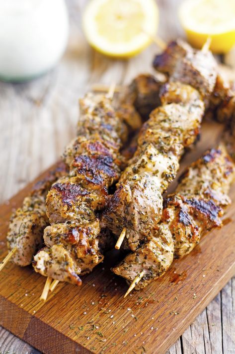 Classic Souvlaki Kebabs Chicken Steak Recipe, Pork Kebabs, Souvlaki Recipe, Healthy Bbq, Greek Diet, Doner Kebab, Kabob Recipes, Recipe Cookbook, Kebab Recipes