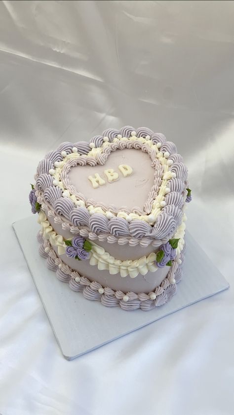 Vintage Heart Cake Lavender, White And Lavender Cake, Heart Cake Birthday Purple, Lilac Vintage Cake, Lilac Heart Cake, Purple Vintage Heart Cake, Lavender Vintage Cake, Lavender Heart Cake, Purple Heart Shaped Cake