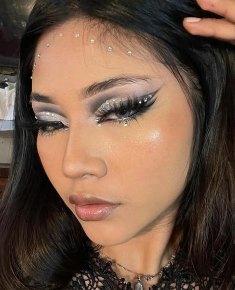 Mekap Mata, Rhinestone Makeup, Euphoria Makeup, Rave Makeup, Smink Inspiration, Swag Makeup, Makijaż Smokey Eye, Dope Makeup, Edgy Makeup