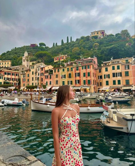 Portofino Outfit Summer, Italy Photo Poses, Poses For Pictures Instagram Italy, European Summer Picture Ideas, Portofino Italy Outfit, Portofino Outfit, Portofino Picture Ideas, Portofino Photo Ideas, Instagram Italy Pictures