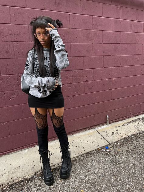 Knee High Docs Outfit, Grunge Birthday Outfit, Black Punk Outfits, Punk Goth Outfits, 2000 Fashion Trends, Afro Punk Outfits, Grunge Alternative Fashion, Punk Style Outfits, Alt Outfits