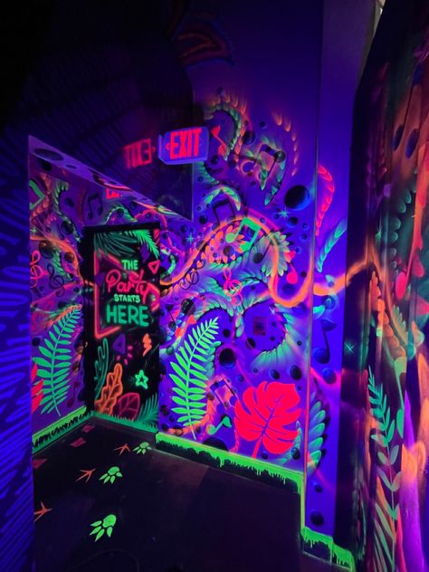 Miami Party, Trippy Room, Neon Jungle, Nightclub Design, Neon Room, Psy Art, Party Room, Neon Aesthetic, Graffiti Wall Art