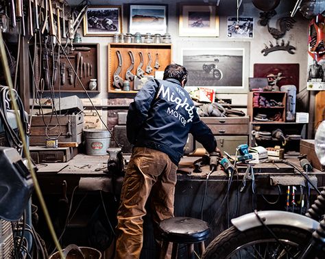 Tradesman Aesthetic, Auto Mechanic Aesthetic, Motorcycle Workshop Ideas, Mechanic Shop Ideas, Japanese Garage, Workshop Mancave, Vintage Garage Ideas, Shinya Kimura, Dark Garage