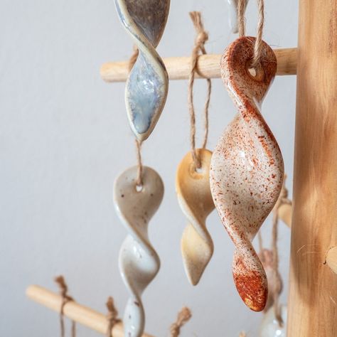 Hanging Pottery Ideas, Pottery Products, Ceramic Hand Building, Advent Gifts, Clay Hanging, Magical Crafts, Craft Ideas To Sell, Quick Projects, Small Pottery